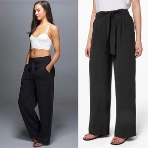Lululemon ‘noir’ wide leg pants.